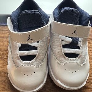 Jordan MAX AURA Toddler White  Sneakers (w/ navy blue & red accents) FQ8296-100